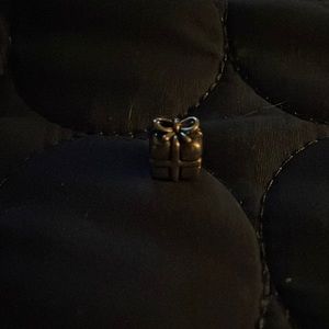 Pandora present charm